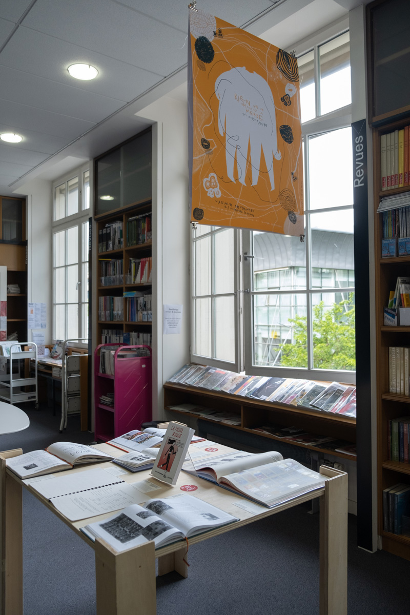 Affiche, suspendue, réalisée par Mona Hackel et Charlotte Genser, 2021