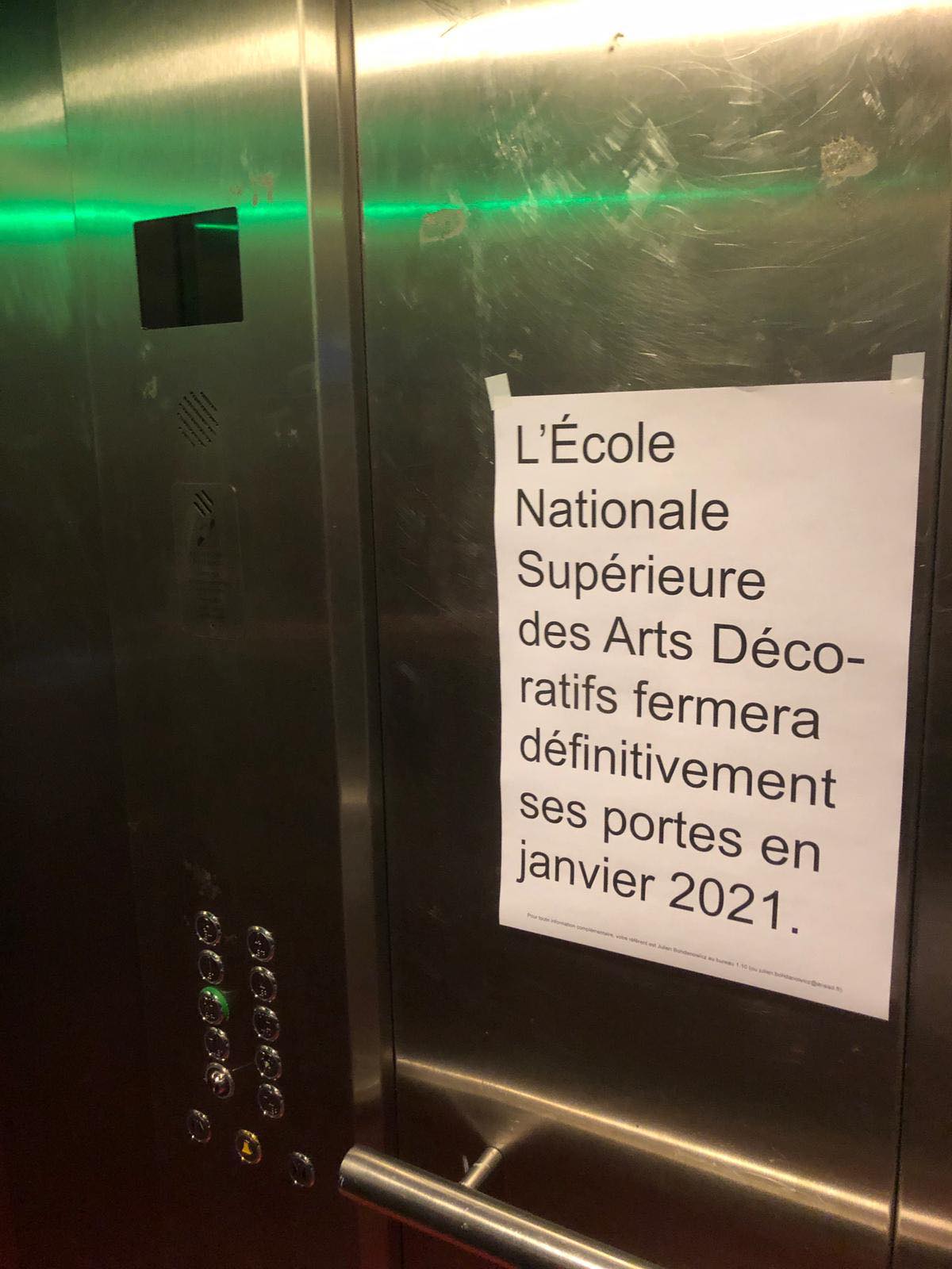L’une des affiches disposées dans l’école par Margaus Ballagny, annonçant sa fermeture définitive, 2020, ph. Margaus Ballagny.