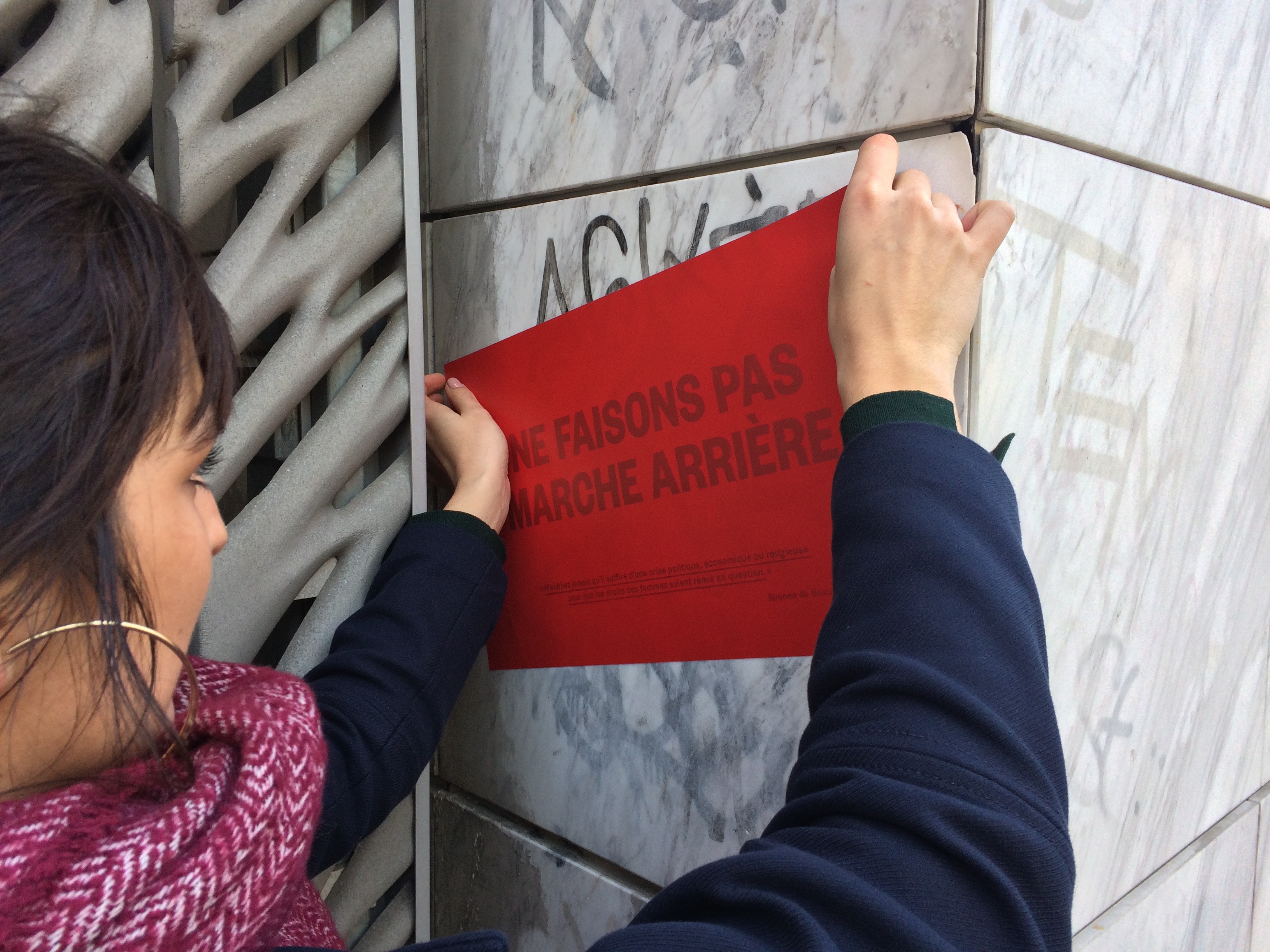 Camille Boubals affichant une production réalisée dans le cadre du cours « Discours politique » donné par Françoise Courbis et Benoît Montigné en 2016.