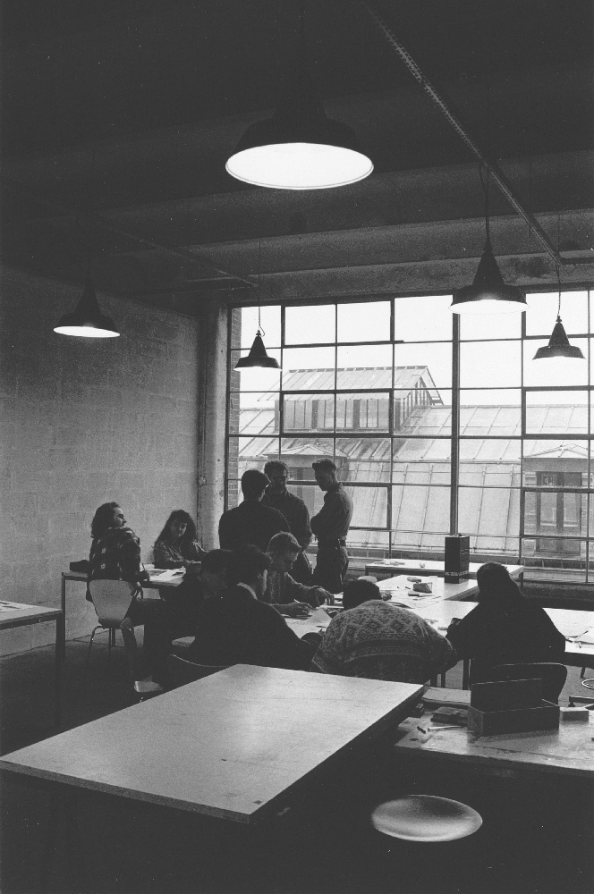 Cours à la Manufacture des œillets d'Ivry-sur-Seine en 1994, ph. Jean-Claude Pattacini - l'École des Arts Décoratifs y déplaça une partie de ses activités entre 1994 et 2004 © Ensad.