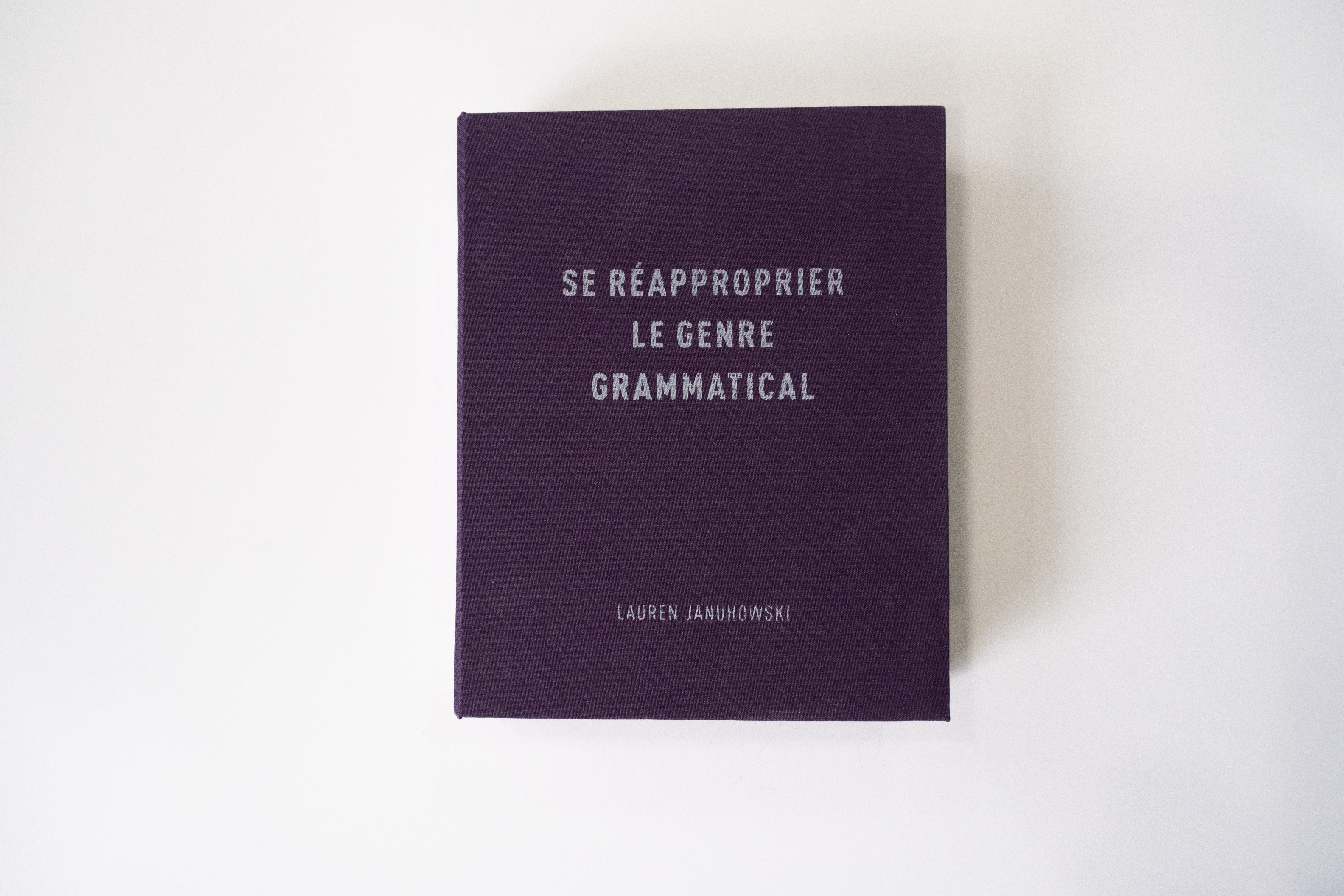 Lauren Januhowski, The repossession of grammatical gender = Se réapproprier le genre grammatical, mémoire suivi par Marie Canet, 2019, conservé à la bibliothèque de l’Ensad.