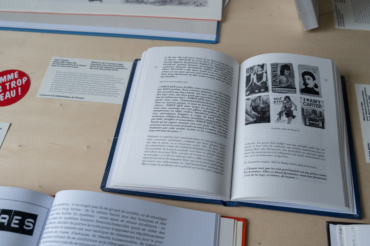 Happy wife, happy life : les représentations de la femme dans la culture de masse, mémoire de Claire Duplan suivi par Paul Sztulman (2015, conservé à la bibliothèque de l’Ensad).